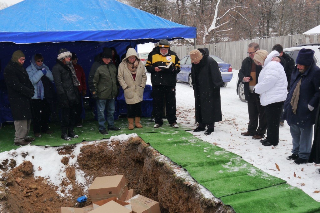 Congregants from Temple Hadar Israel