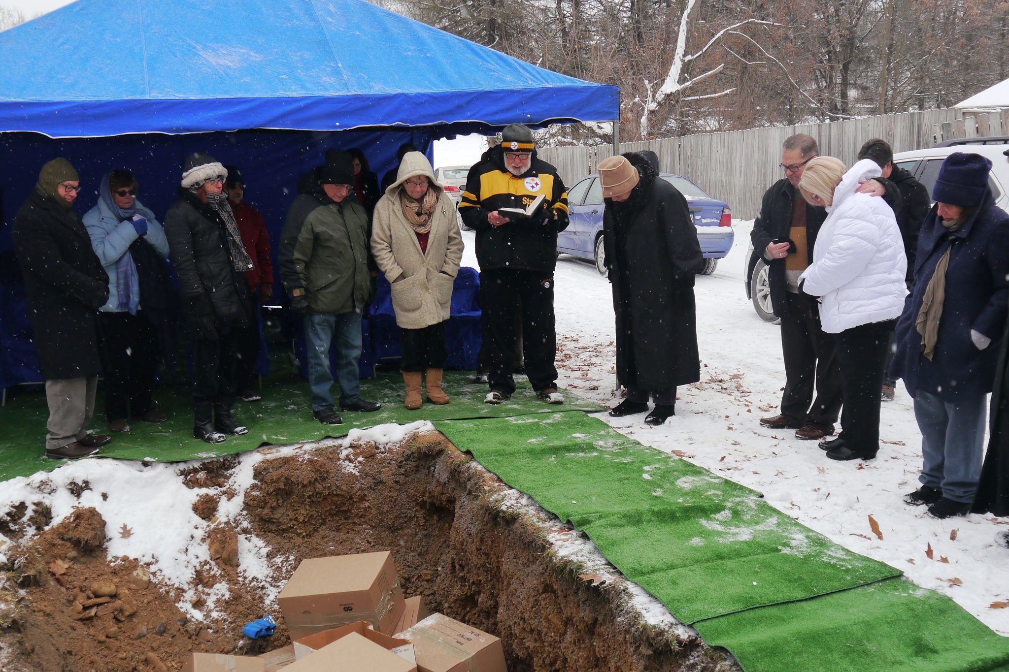 Congregants from Temple Hadar Israel