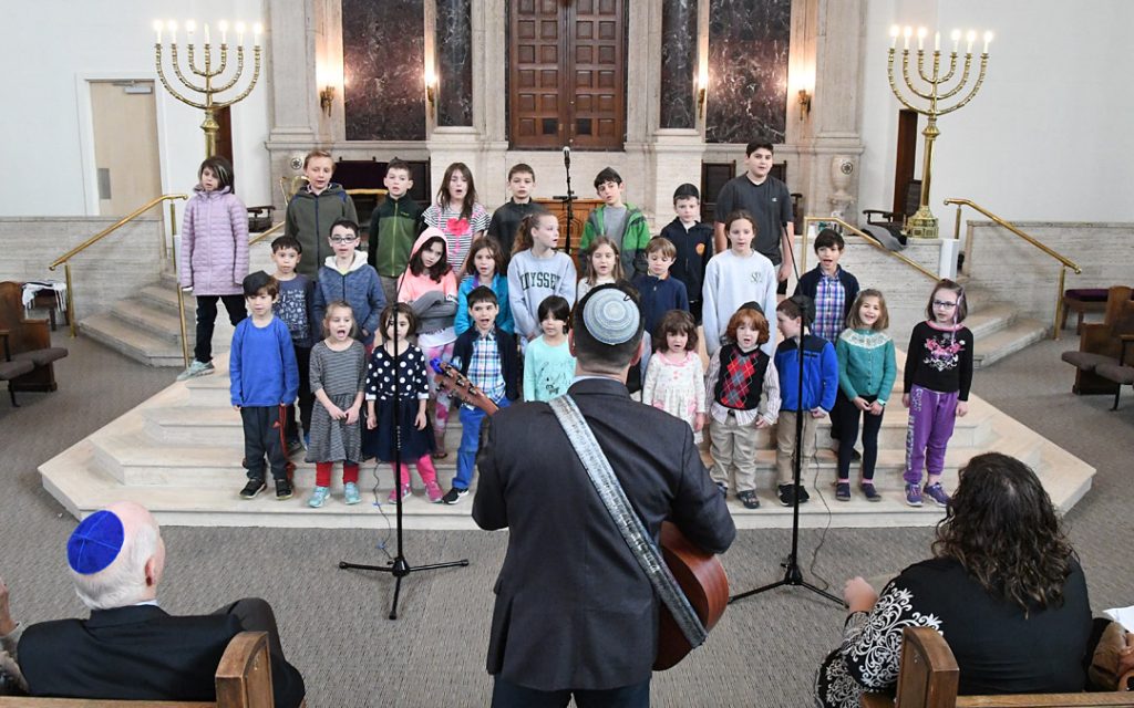Rabbi Daniel Cotzin Burg (with his back to the camera) leads Beth Am’s Jewish Discovery Lab students in singing “Hinei Mah Tov” and “Olam Chesed Yibaneh.” (Photo by Jim Burger)