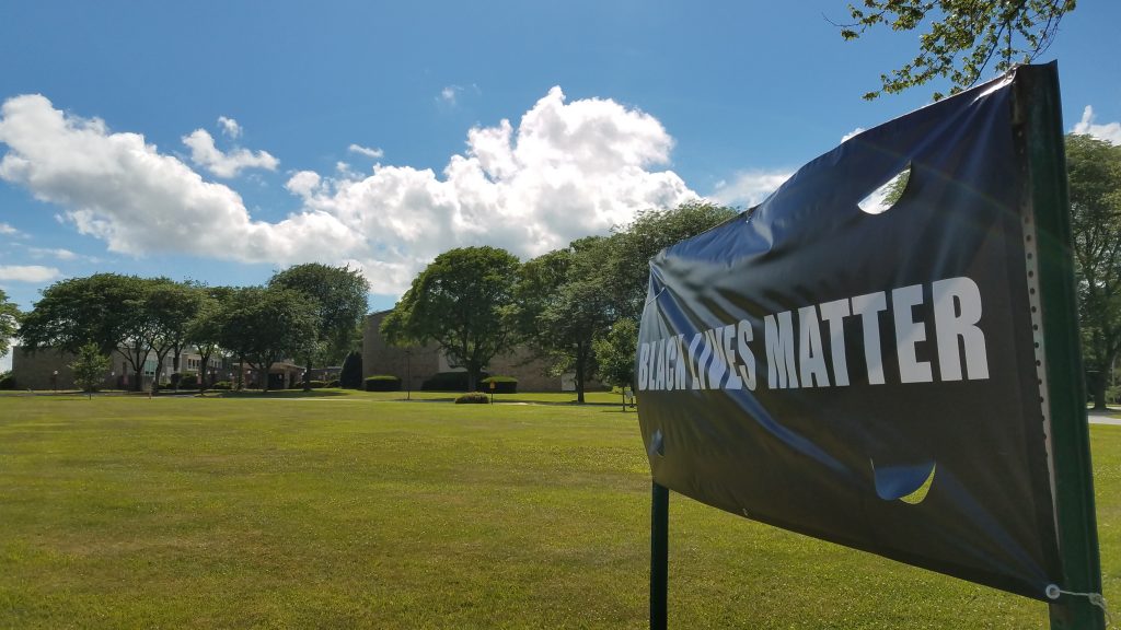 Chizuk Amuno posts Black Live Matter banners