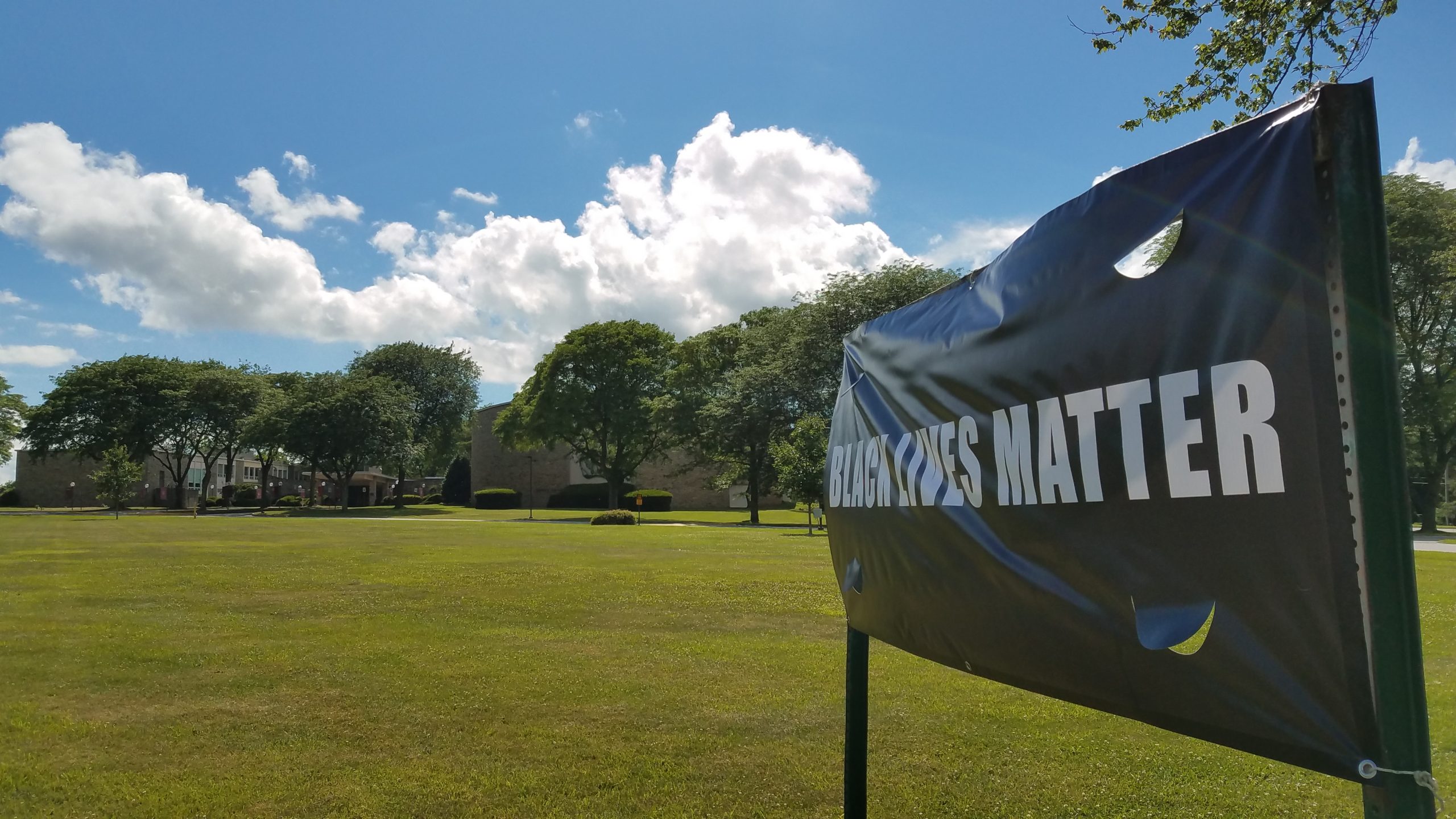 Chizuk Amuno posts Black Live Matter banners