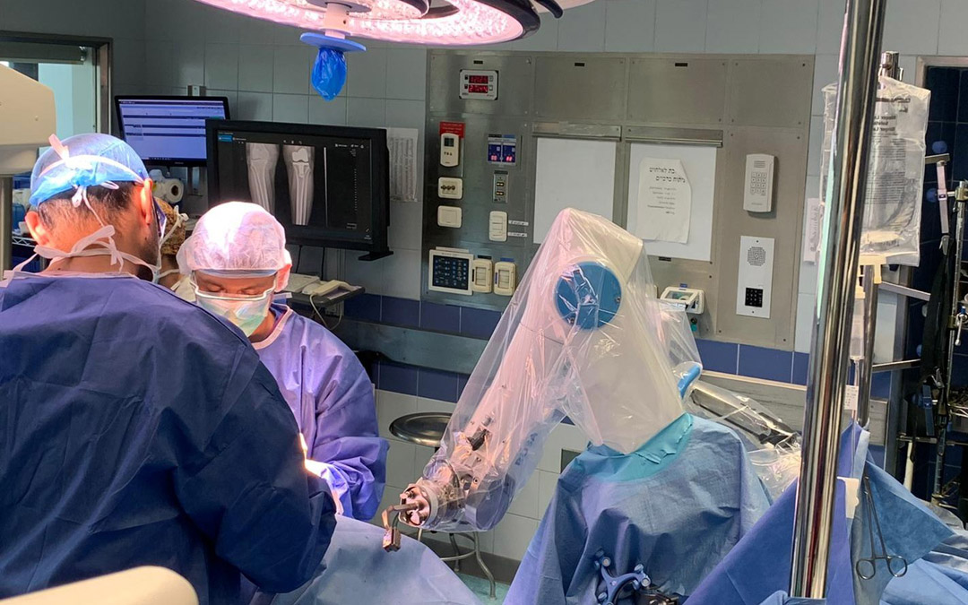 Surgeons performing knee surgery at Hadassah hospital's Mount Scopus campus use the ROSA robot, made possible with a grant from USAID's Office of American Schools and Hospitals Abroad. (Gurion Rivkin)