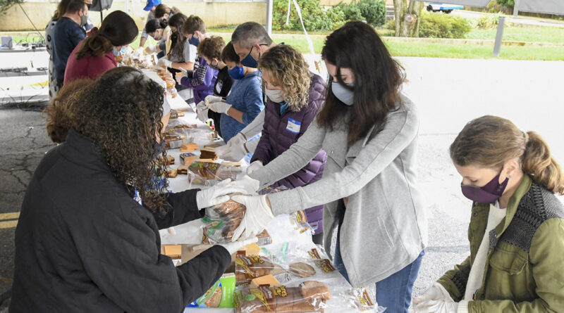 Volunteers pack lunches for people facing food insecurity during Posner JEM Religious School's family education event to support JVC's Bunches of Lunches program.