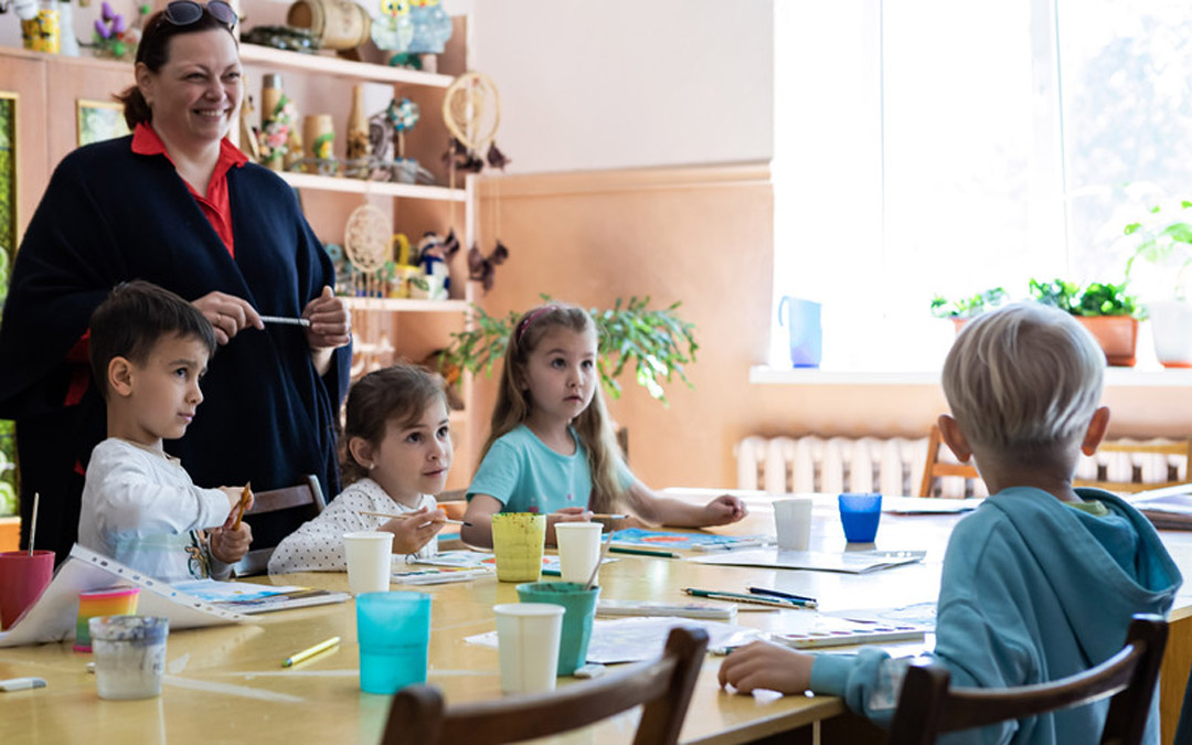 Refugee children in an art class at the Sunflower Center