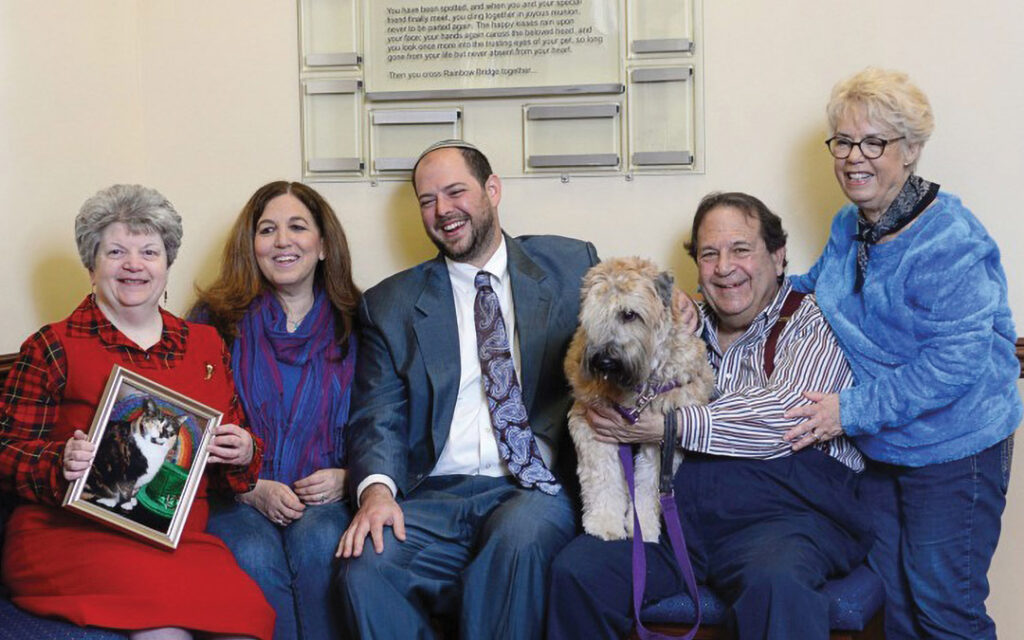 Rabbi Yerachmiel Shapiro (center):