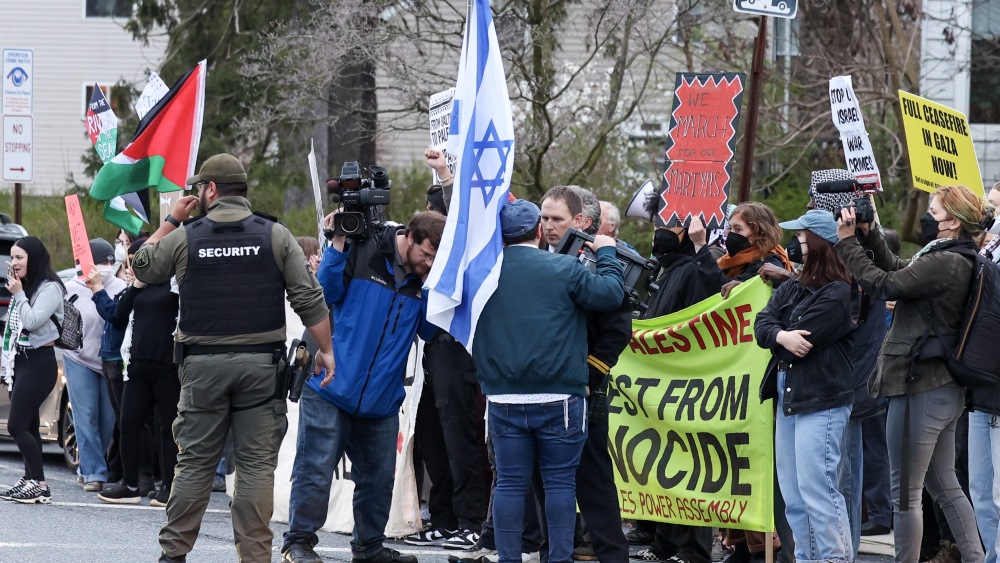 Pro-Israel and anti-Israel protesters