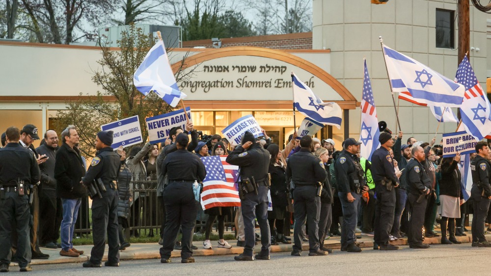 Pro-Israel and anti-Israel protesters
