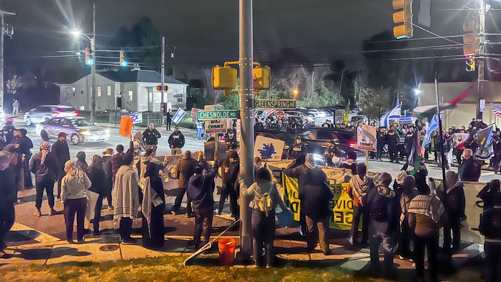 Pro-Israel and anti-Israel protesters