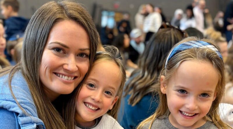 Sophie Jakubovich (left), a mom at Akiba Yavneh Academy
