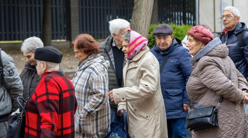 Jewish Ukrainians line up to receive aid distribution in Kyiv
