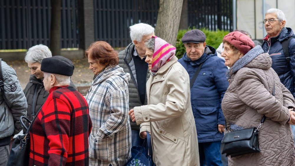 Jewish Ukrainians line up to receive aid distribution in Kyiv