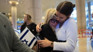 Immigrants arrive at Ben-Gurion Airport