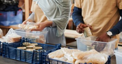 volunteers food donations
